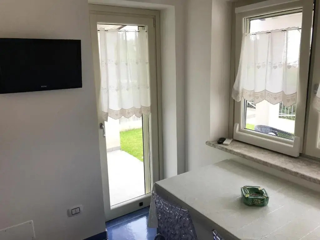 2 bedrooms house at Maratea 50 m away from the beach with sea view enclosed garden and wifi