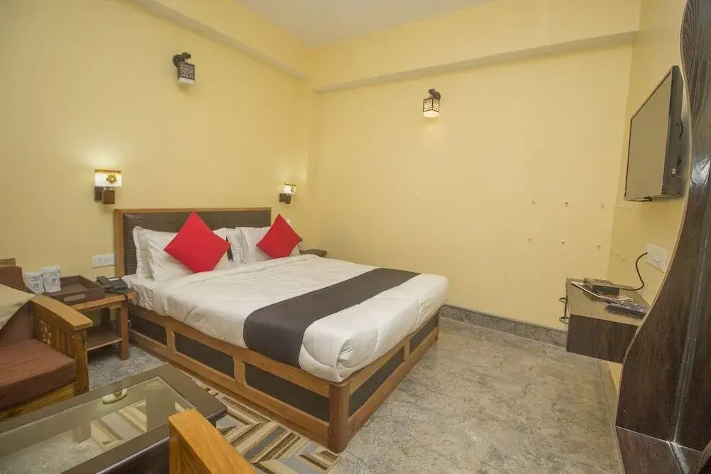 Townhouse OAK Hotel Regal Residency