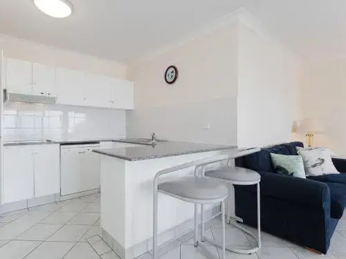 2 'Paradiso', 4 Laman Street - beautiful unit with stunning water views & pool