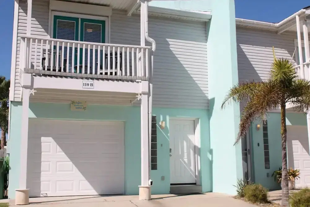 Cognito Townhouse 3 Bedroom Home by RedAwning