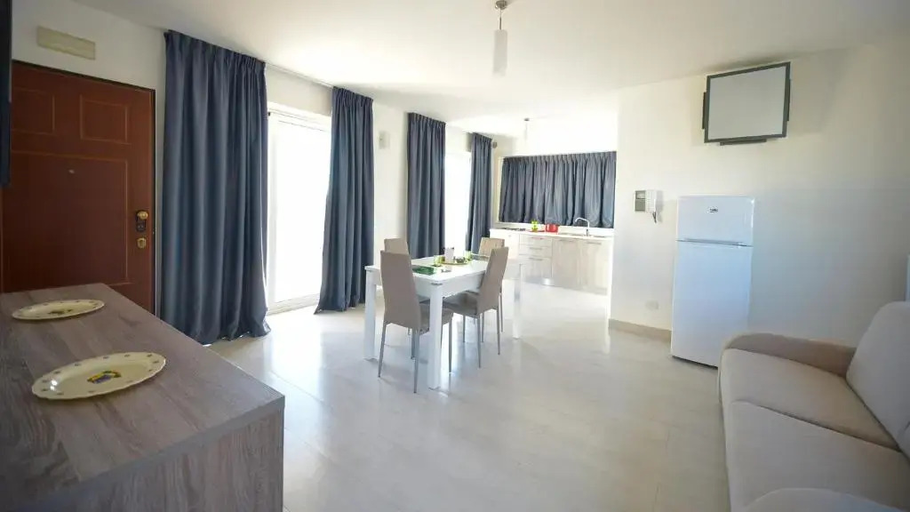 Leo Apartments