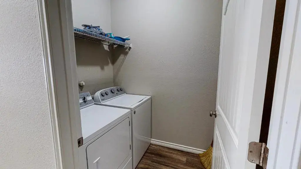 BC403 Fabulous Townhome with Beach Decor, Shared Heated Pool, Garage Access