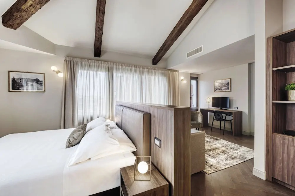 Porta Altinia Suites
