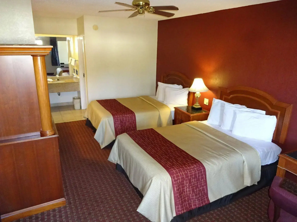 Red Roof Inn & Suites