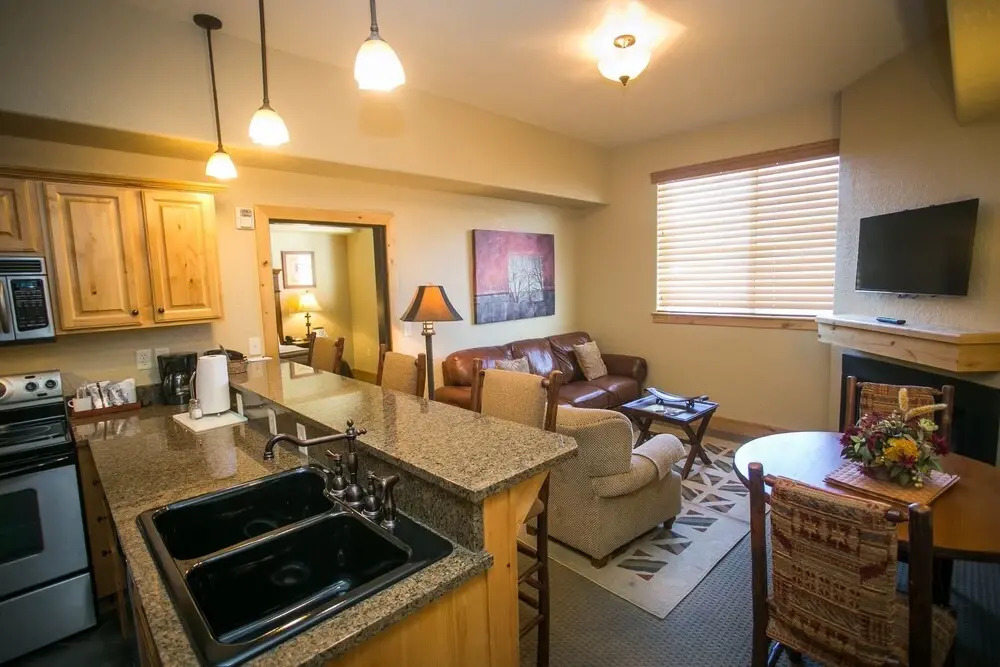 Amazing Mountain Views and Full Kitchen by RedAwning - Save 20% on 7+ Nights!