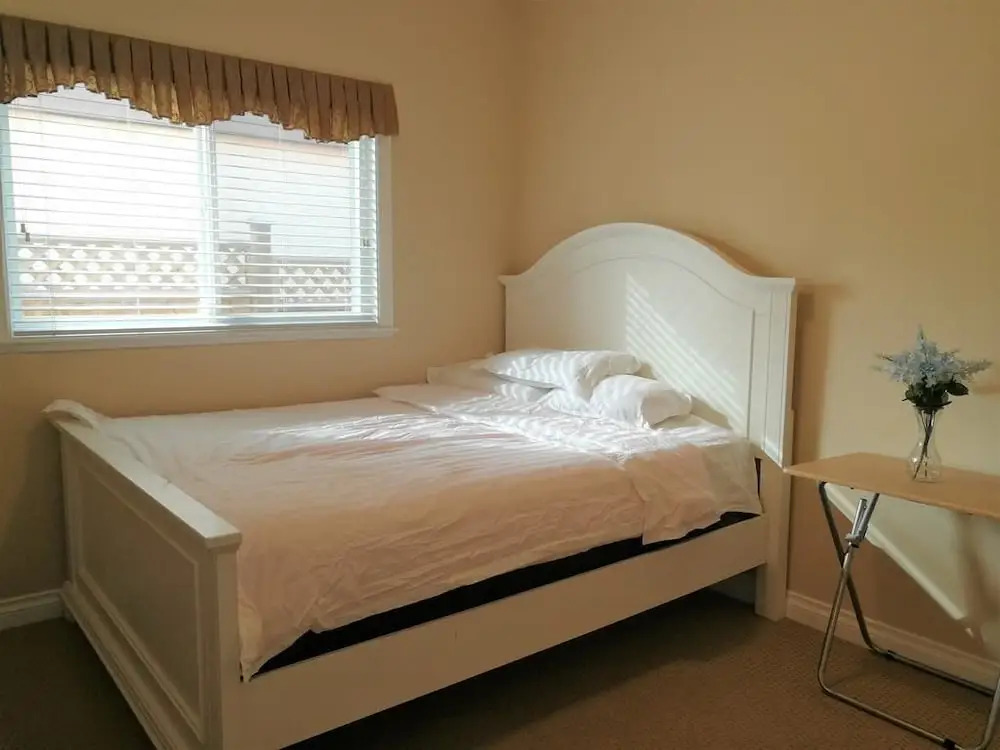 Near the Richmond downtown/private entrance by Elevate Rooms