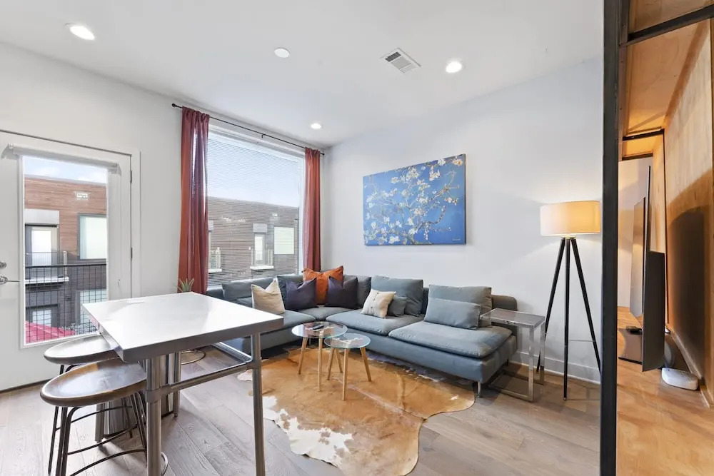 Prime East Downtown Studio w gym Washer Dryer