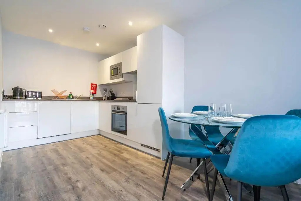 MAEVELA Apartments - Huge 7ft Emperor Luxury 2 Bed Apartment - With Parking - NEW BUILD - City Centre, Digbeth - ROOFTOP TERRACE - PS4 & Smart TV's