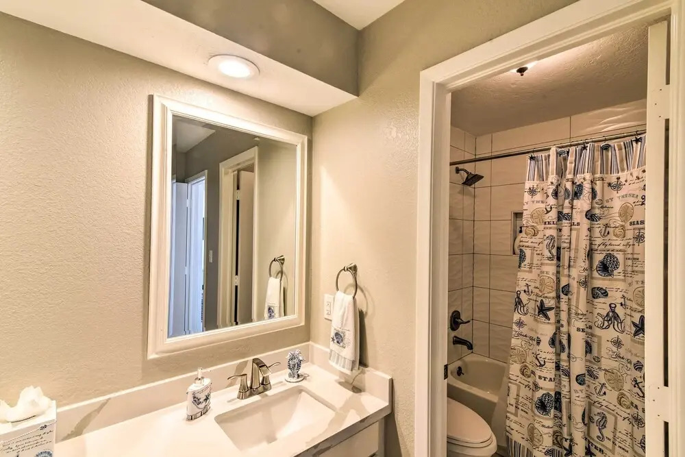Ocean-View Kahala Beach Bliss Home in Galveston