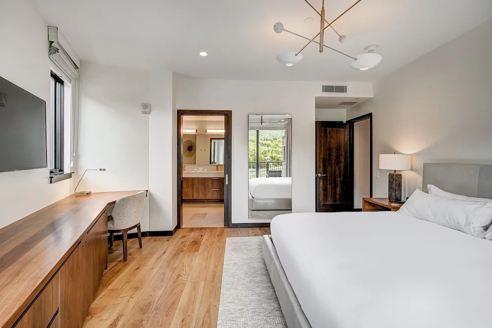 Chic 2 BR+Den Ritz-Carlton Condo with Valley Views by RedAwning - Save 20% on 7+ Nights!