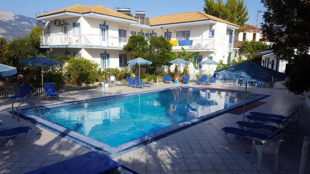 Blue White Apartments - Kefallonia Poolside Retreats