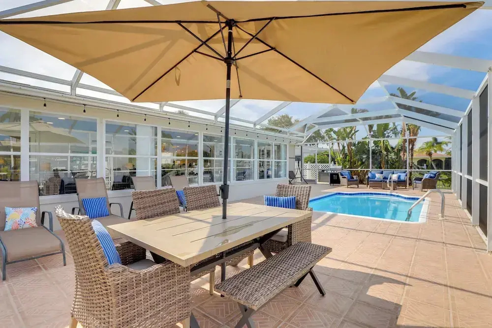 Canal-front Haven: Pool, Dock & Lanai in Palmetto