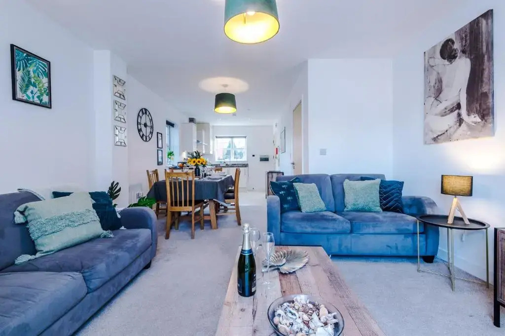 Modern 4-Bed Townhouse in Crewe by 53 Degrees Property, Ideal for Contractors & Business, FREE Parking - Sleeps 8