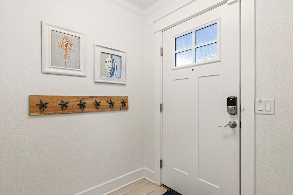 Laguna Breeze! Dog-friendly 4BR Beach Escape for 8 With Coastal Charm!