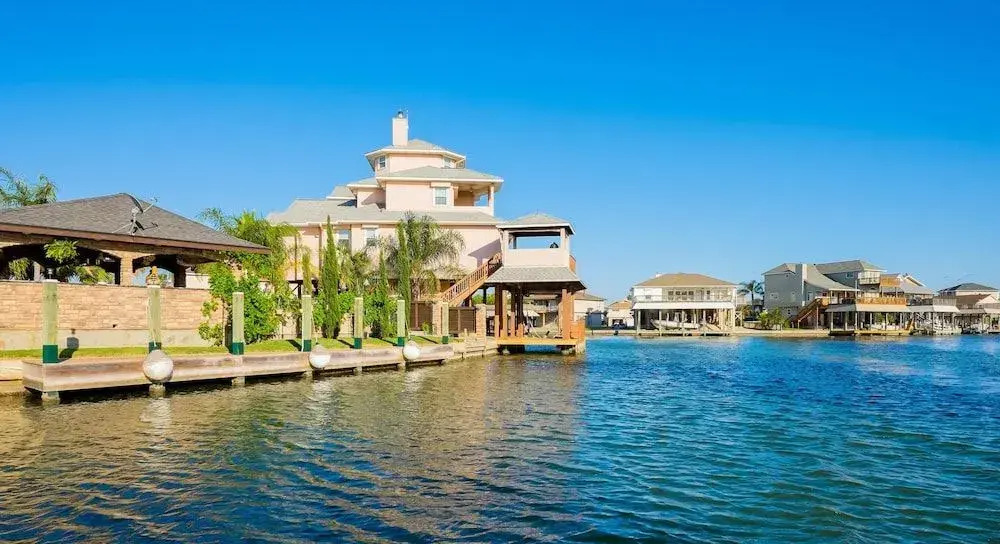 3BR 2BA 1.5 Blocks to Beach by RedAwning