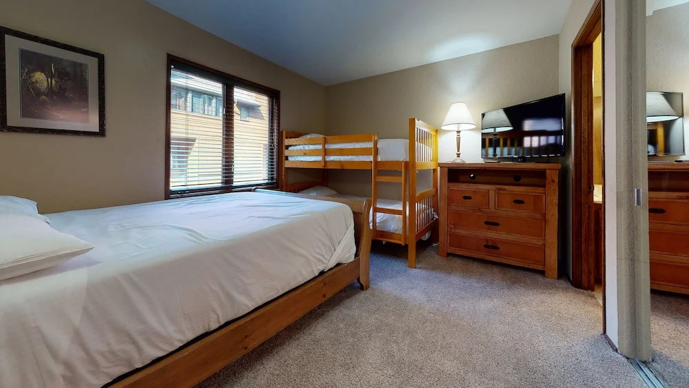 Helios North 6 Spacious and Bright, Pet-Friendly, Walk to The Village Gondola by RedAwning