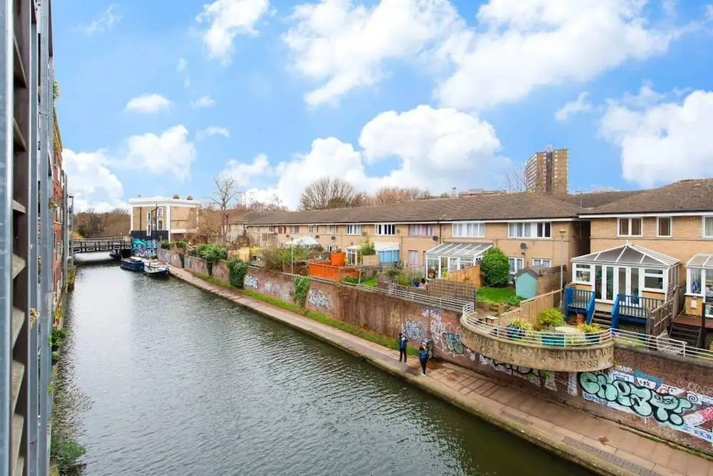 Homely 1 Bedroom Canal Side Flat with Balcony