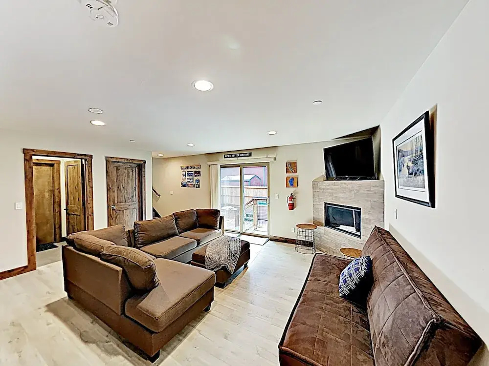 New Listing! New-build Alpine W/ Hot Tub 5 Bedroom Home