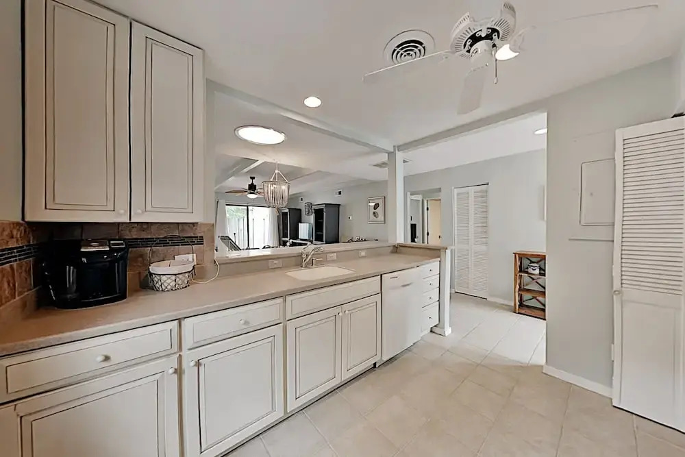 570queen 2 Bedroom Condo