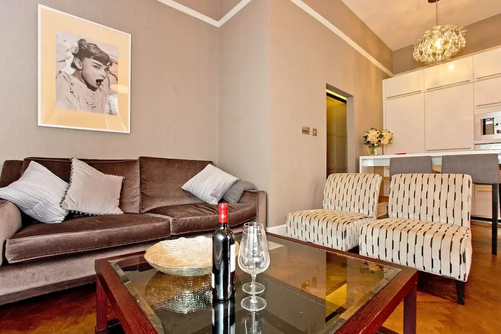 Stunning 2 bed and bath in Kensington