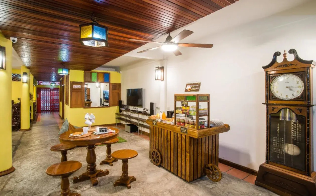 Banthat Thong Hostel