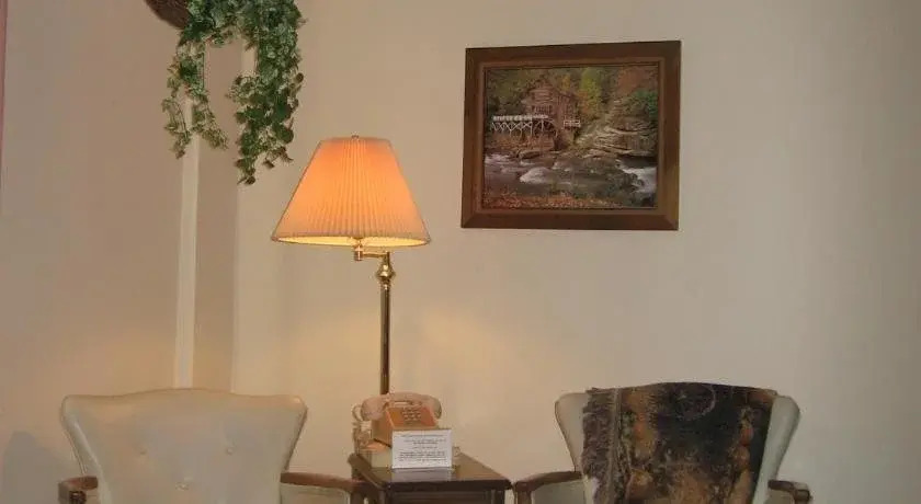 white columns motel