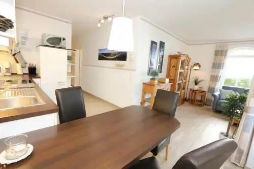 Kurparkresidenz Baabe - Ferienwohnung Meeresgarten mit Terrasse