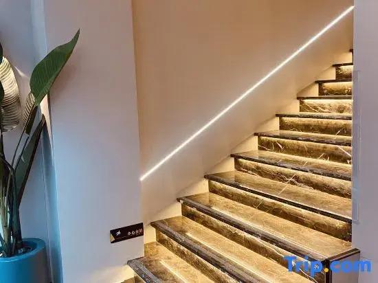 Yunshangyue Starry Sky Audio-Visual Hotel (Ruoergai People's Government Branch)