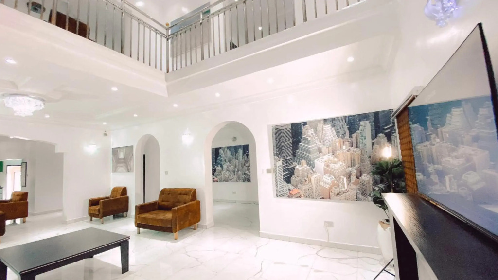 Royal Court Lounge & Boutique Hotel