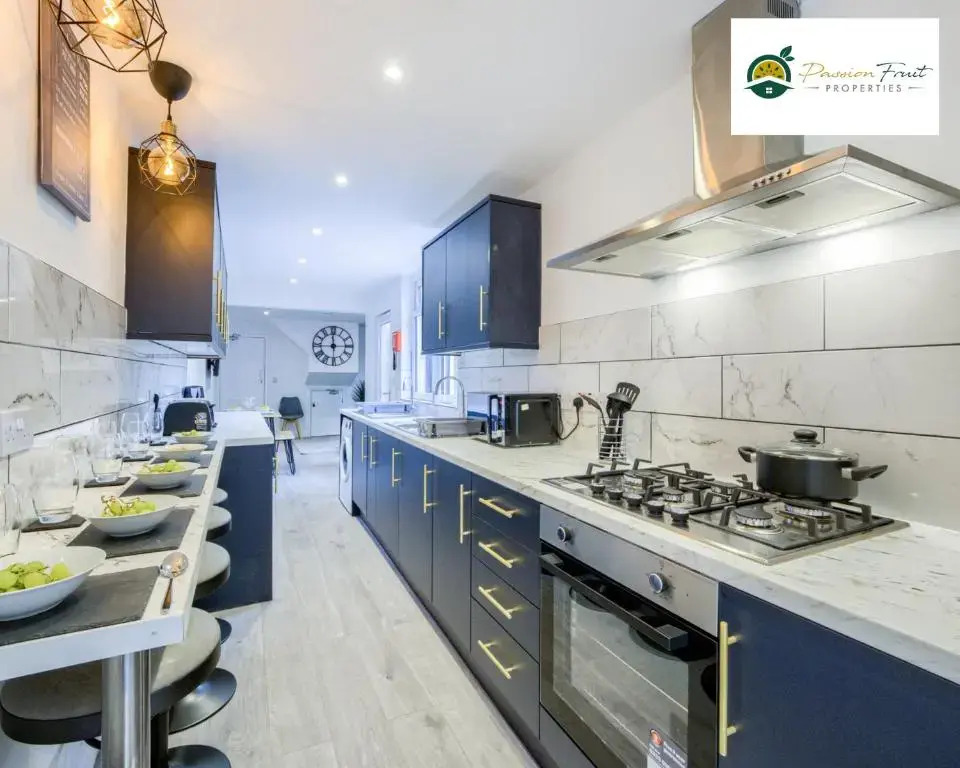 6 Bedroom 6 Bath House By Passionfruitproperties close to Coventry City Centre with garden - RRC