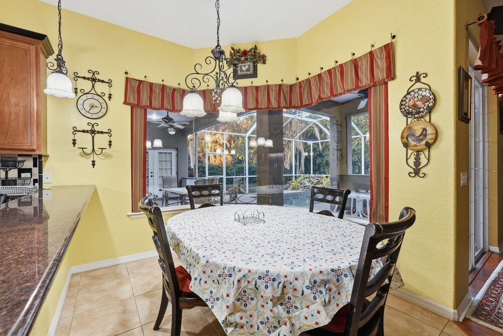 Charming 3br Oasis Comfort, Pool & Sunshine 3 Bedroom Home