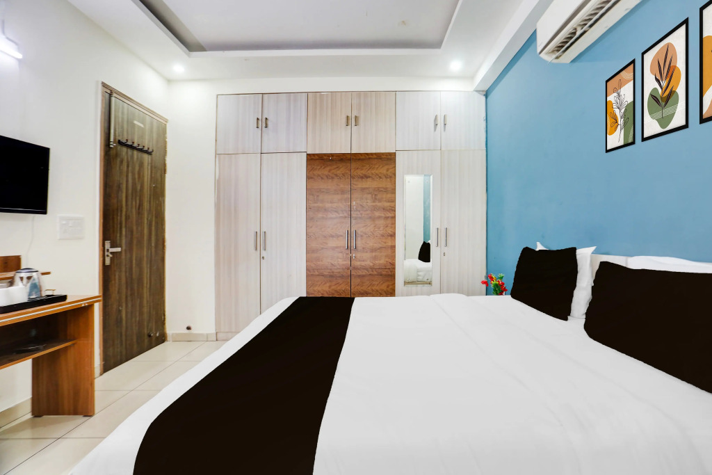 Super Townhouse Subhash Chowk Near Medanta Hospital Formerly L B Residency