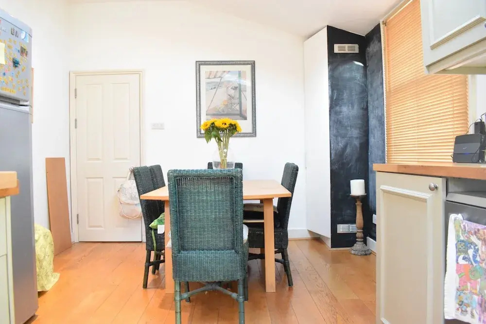 2 Bedroom Apartment With Garden in Shepherds Bush
