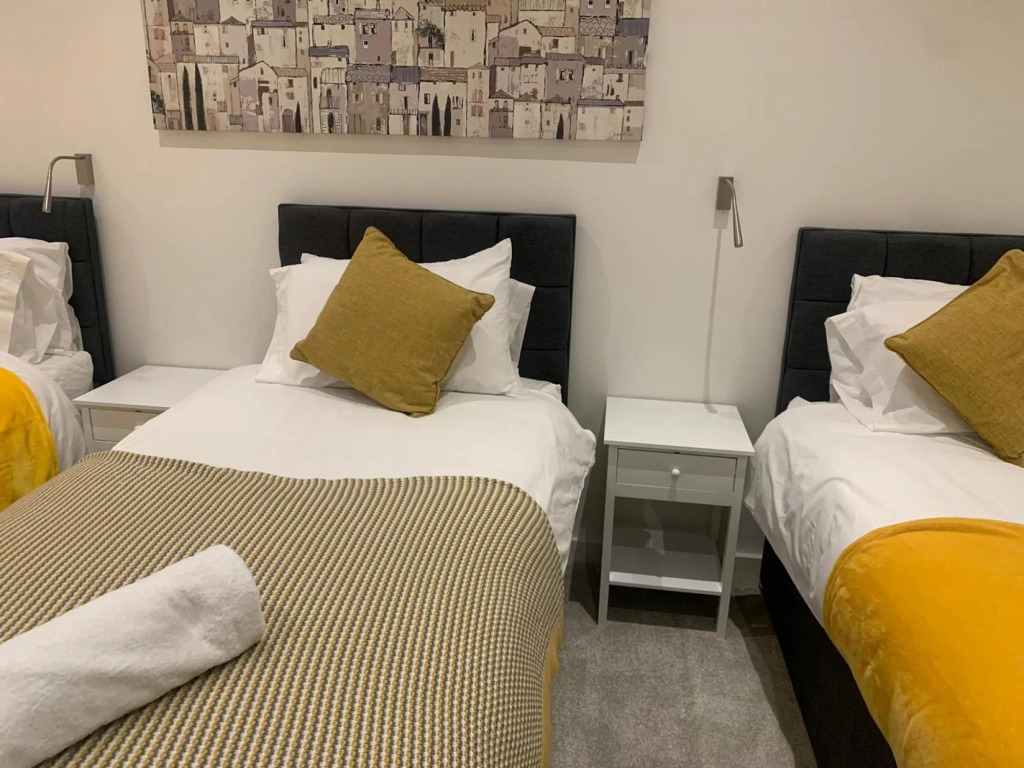 Spacious 1 Bed Luxury St Albans Apartment - Free WiFi & Movies also Free Parking.