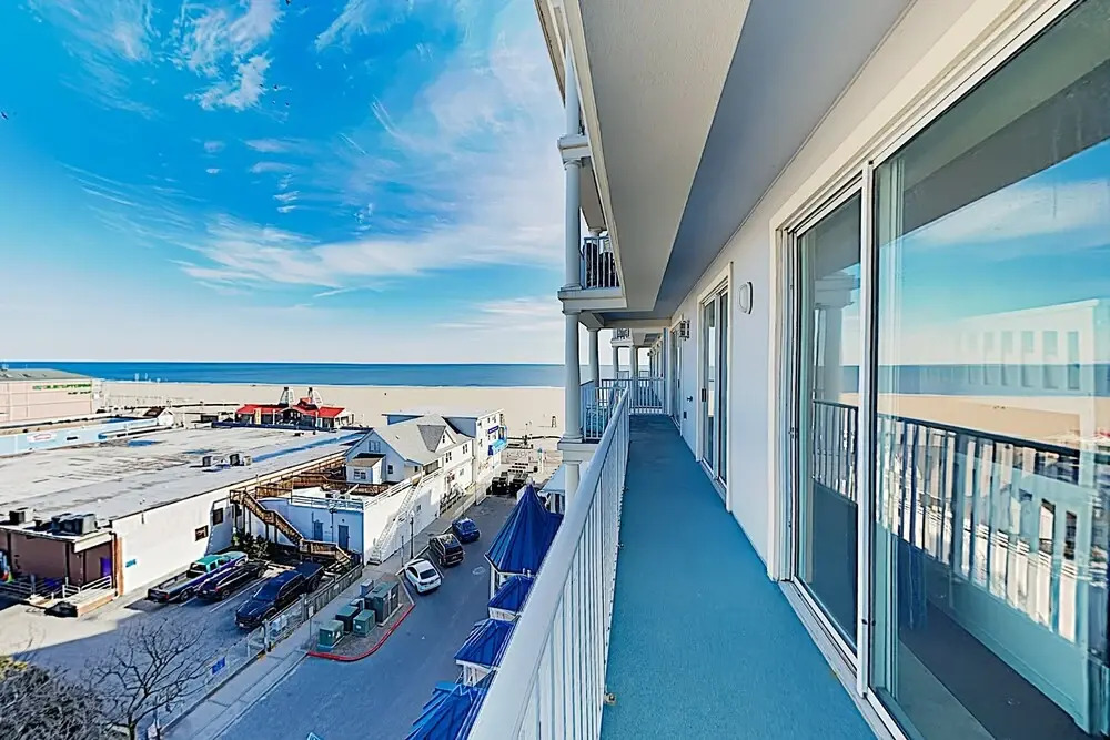 Beachfront W/ Pool & Ocean-view Balcony 3 Bedroom Condo