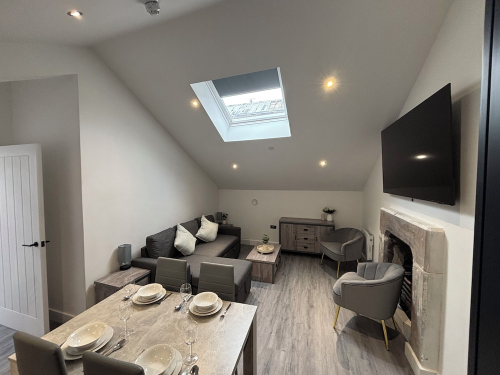 Cumberland Street Apartments by Happy Days