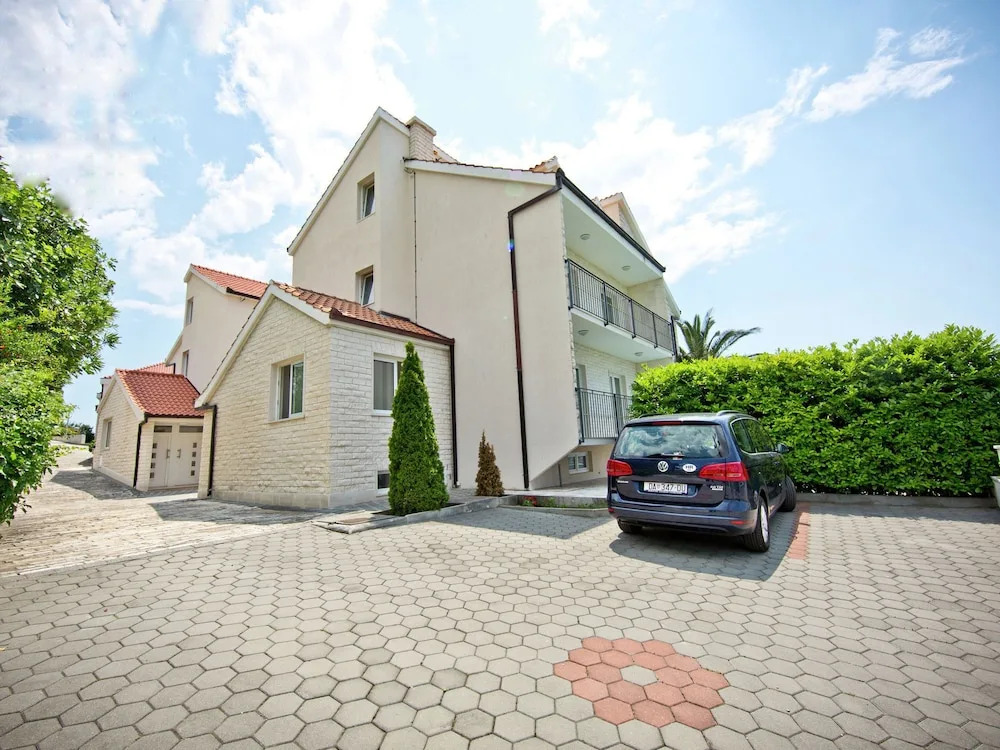 Luxury Apartment in Private Home With Private Pool & Garden, Bbq, Wifi, Parking