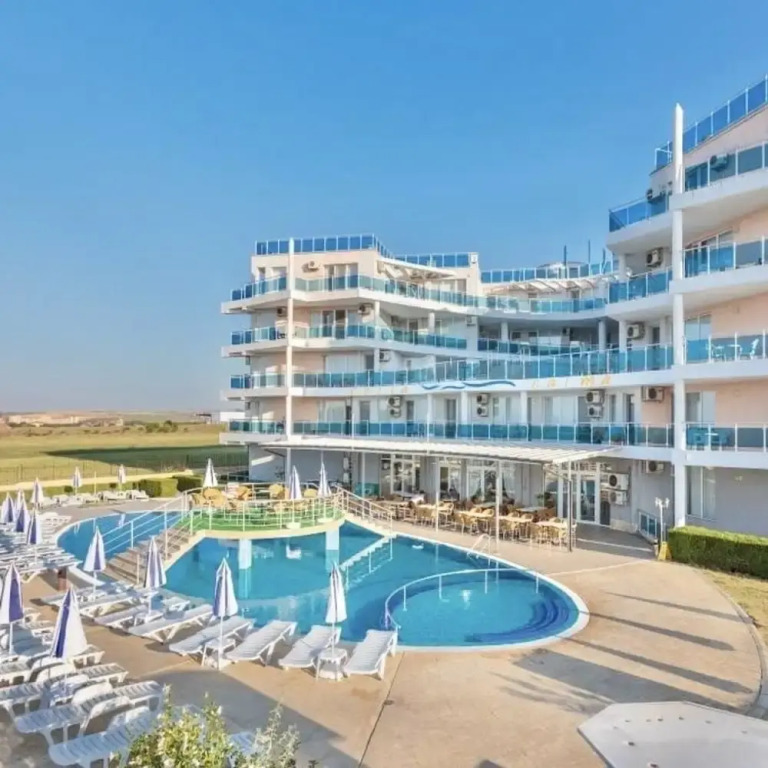 1-bed Modern Sea View Apartment in Aparthotel