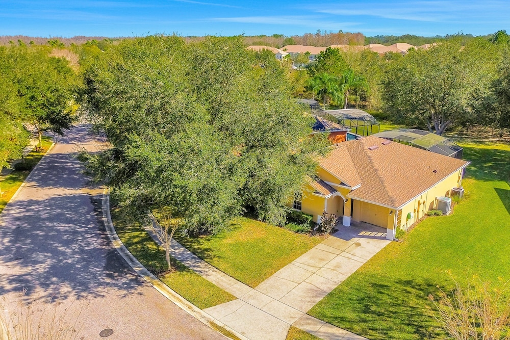 Peaceful Home With an Enclosed Patio, Pool, Grill, Washer/dryer, & AC