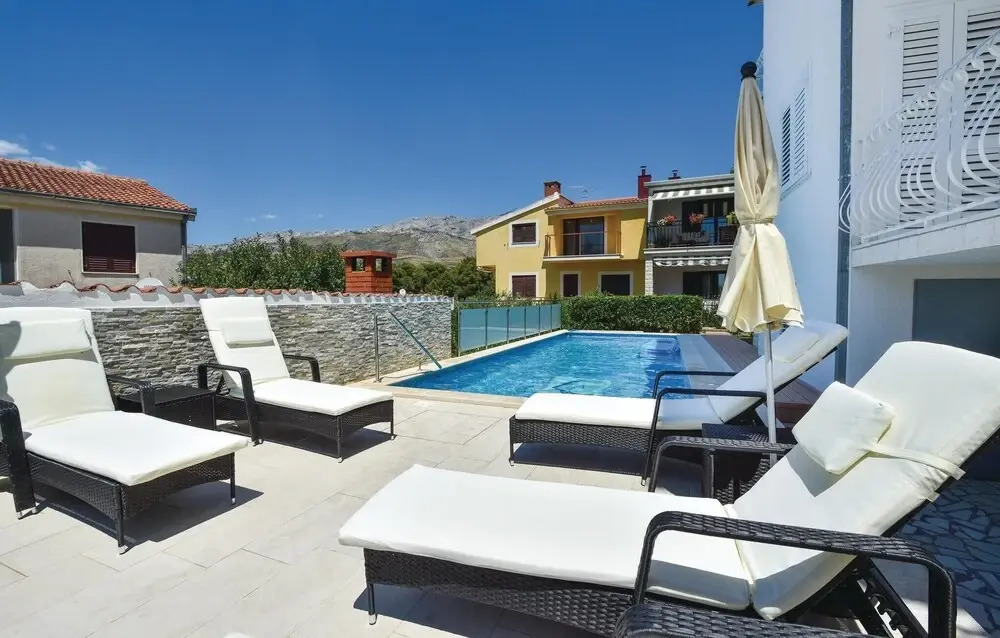 Nice Home in Podstrana With Wifi and 4 Bedrooms