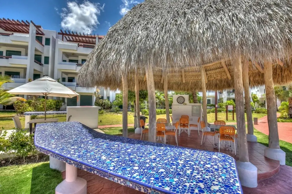 Exquisite Ocean and Pool View Apartment Next to the Beach