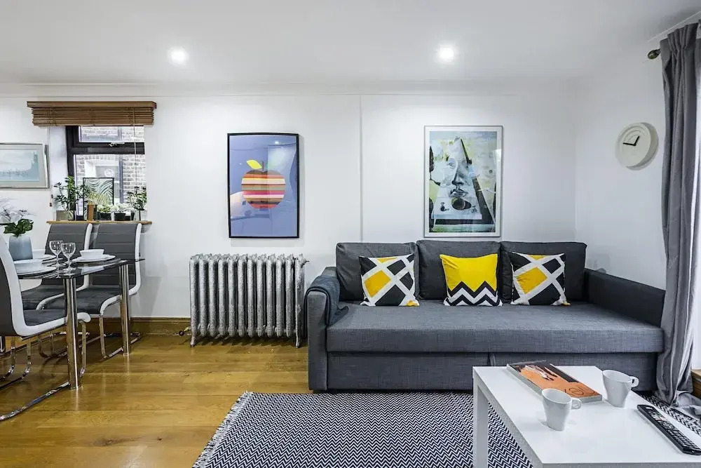 Stunning Light Filled 2 Bed Apartment + Parking Sleeps 7