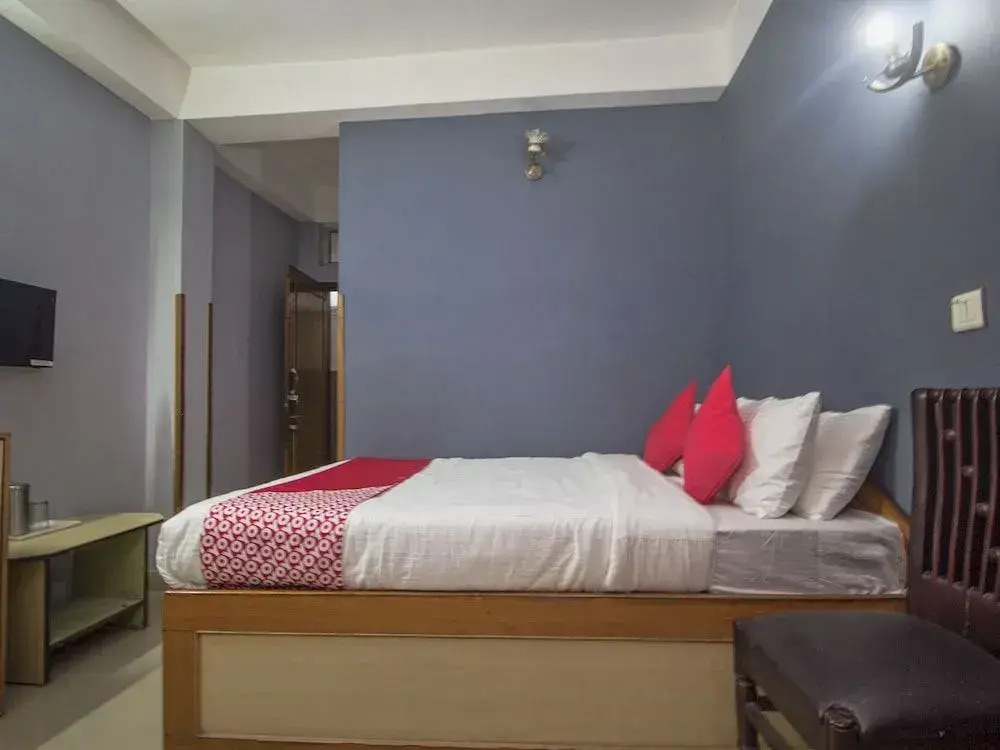 OYO 16041 Hotel Golden Moments
