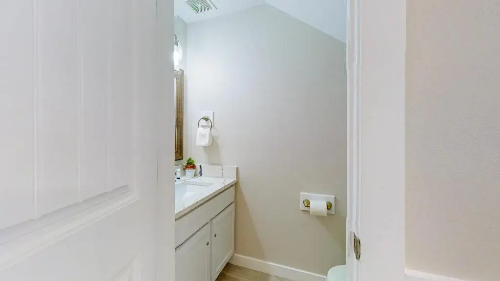 BC102 Beautifully Decorated Townhome, Heated Shared Pool, 1 Minute to Beach