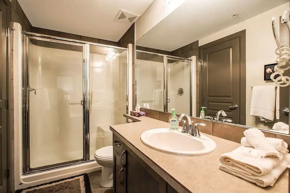 Gorgeous Two Bedroom Two Bath Plus Den by Elevator #249