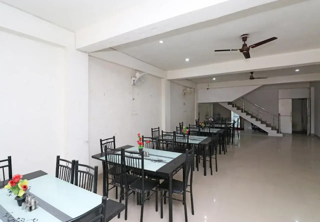 Anmol Plaza by OYO Rooms