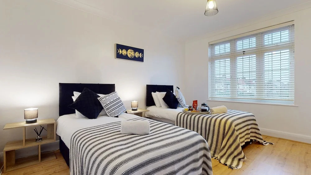 Charming 5-bed House in Romford