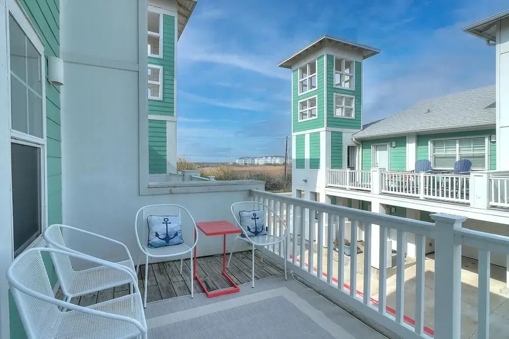 Aqua Meridian Mc12 3 Bedroom Condo by Redawning