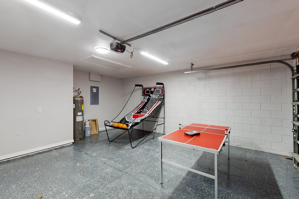 Dog-friendly Home With Lake Views, Ping-pong, air Hockey, Streaming, W/d, & AC