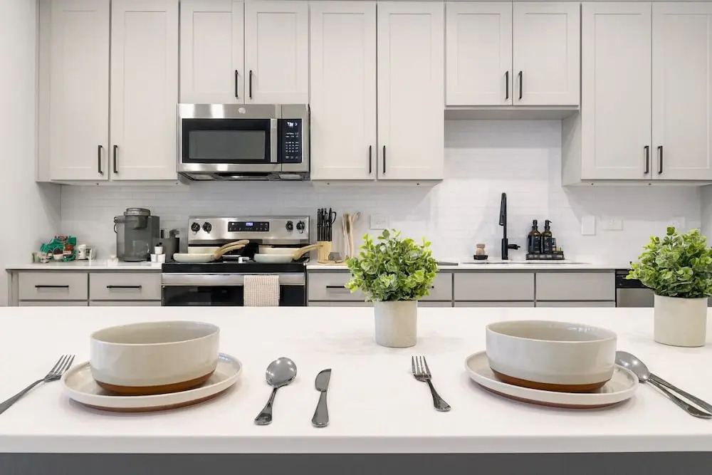 Stylish Workerfriendly 2BR Home + Gym Pool & Lndry